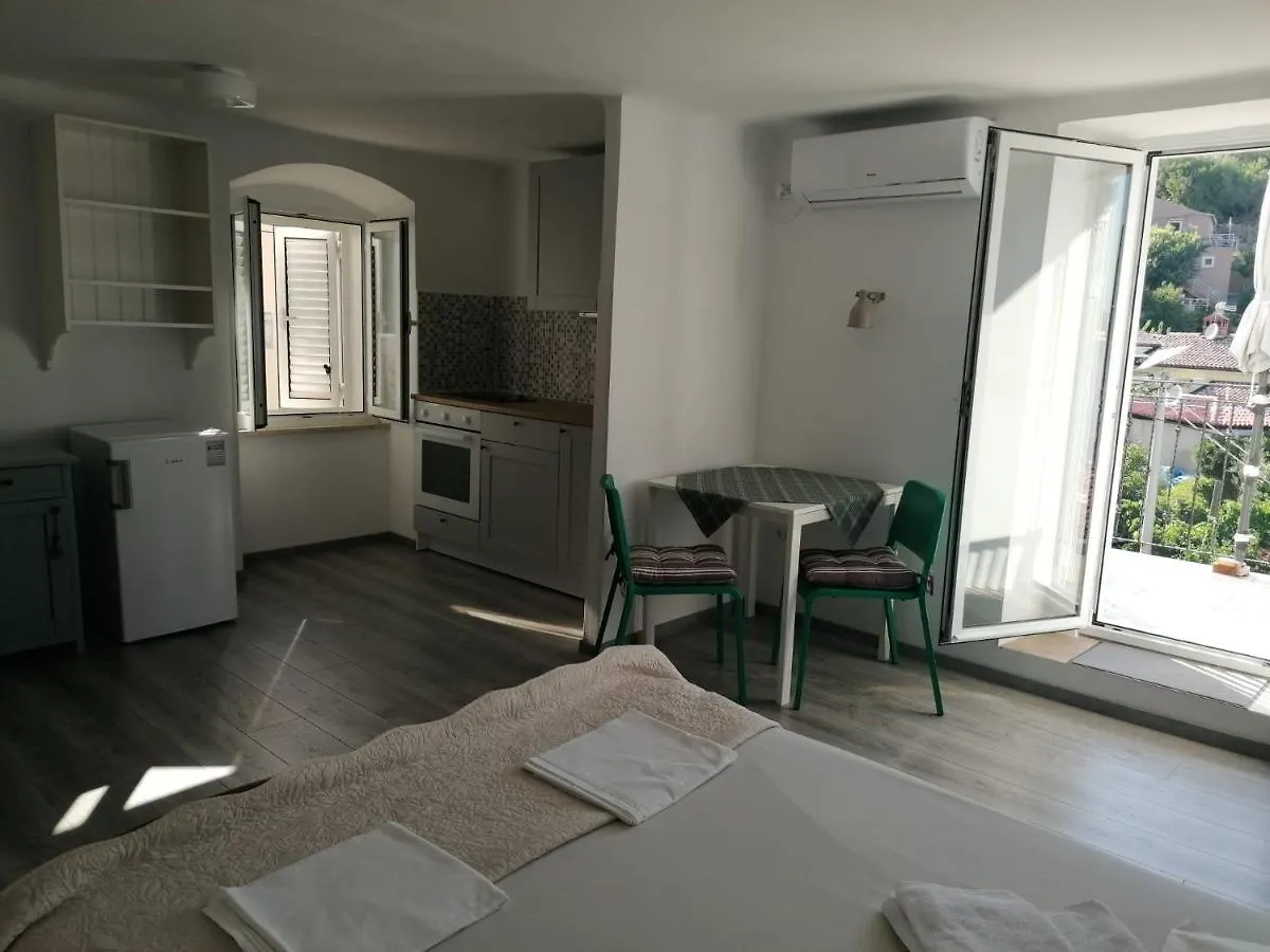 Apartments & Rooms Dinko Valun 3*,  Croatie