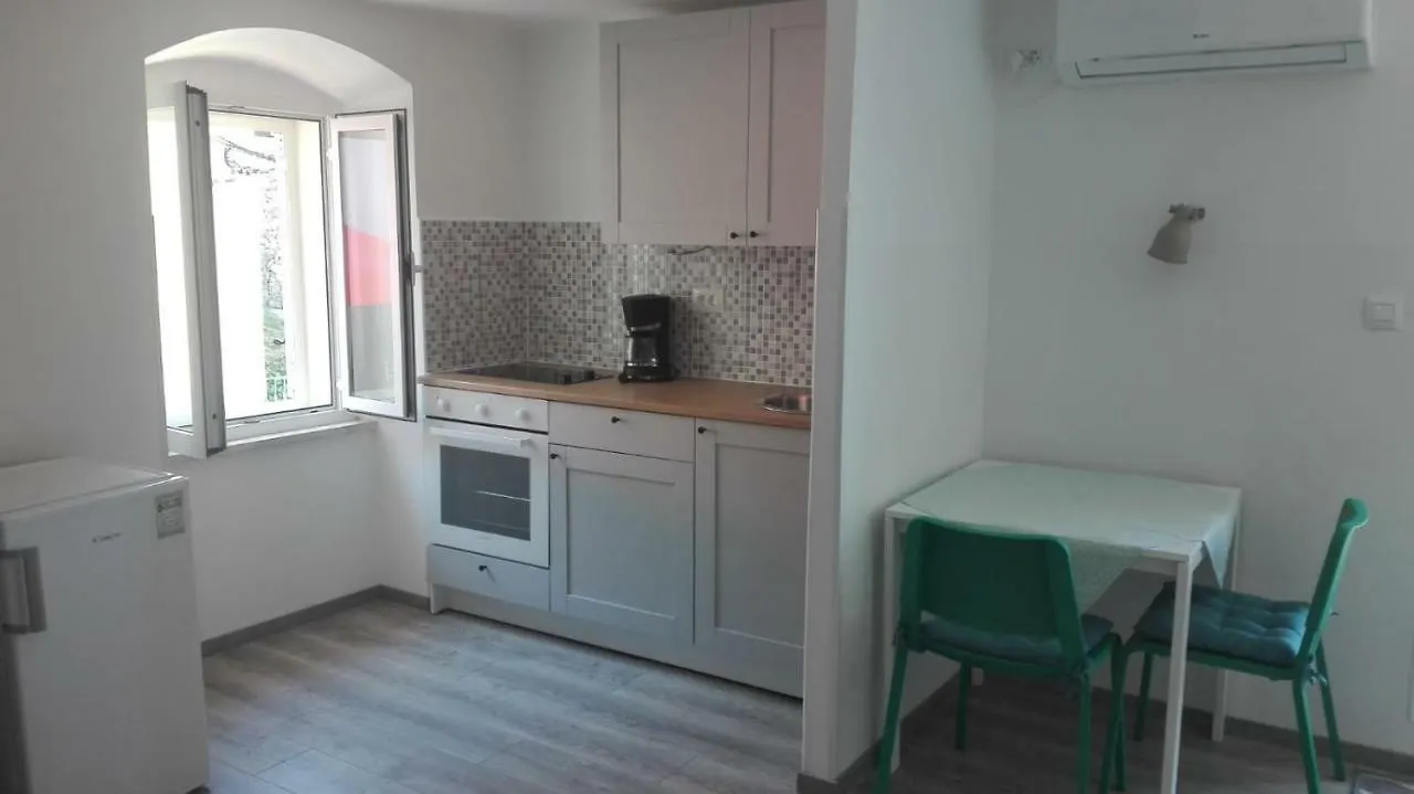 Apartments & Rooms Dinko Valun 3*,
